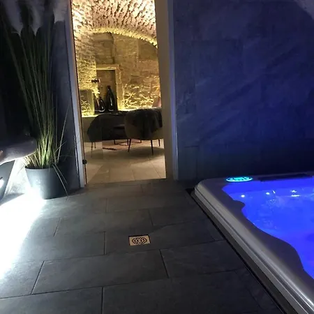 Jaccuzi & Des Caves Stanislas Apartment *